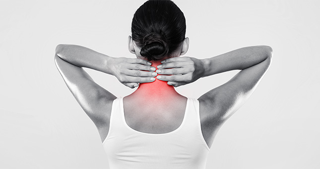 cervicalgia mujer con dolores cervicales