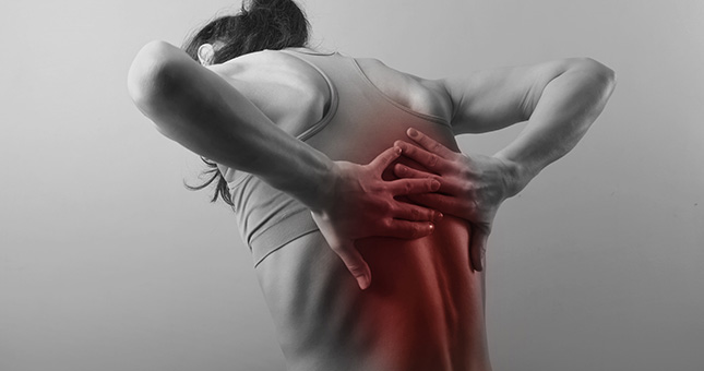 dorsalgia mujer con dolores de espalda
