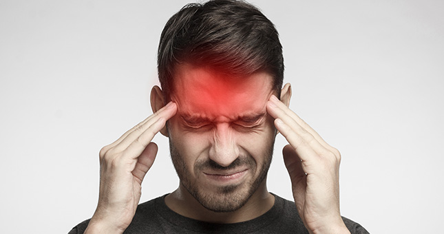 migraña hombre con dolor de cabeza