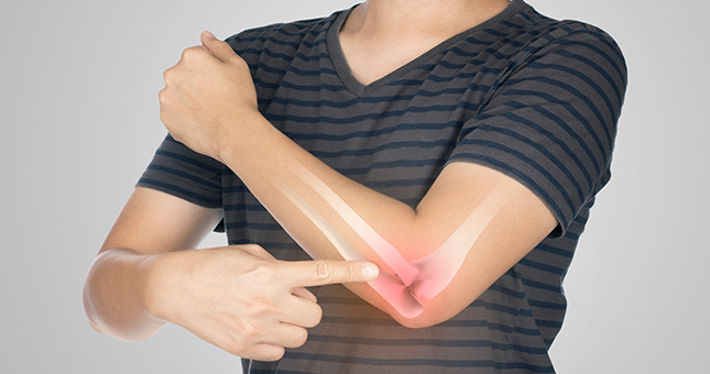 tendinitis hombre señalando codo