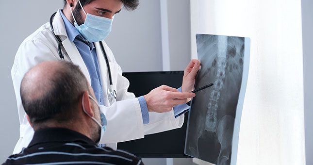 doctor enseñando radiografía